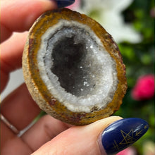 Load image into Gallery viewer, Druzy Quartz Agate  Half Egg
