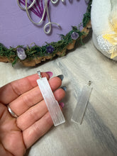 Load image into Gallery viewer, Selenite Pendant / Keyring
