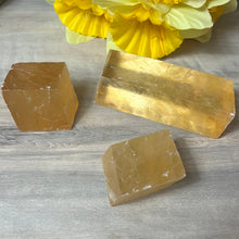 Load image into Gallery viewer, Raw Honey Optical Calcite
