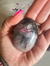 Load image into Gallery viewer, Rhodonite / Rubelleite in Quartz Palm
