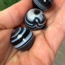Load image into Gallery viewer, Black sardonyx Sphere - 20mm
