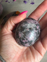 Load image into Gallery viewer, Rhodonite / Rubelleite in Quartz Palm
