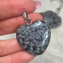 Load image into Gallery viewer, Snowflake Obsidian Heart / Keyring
