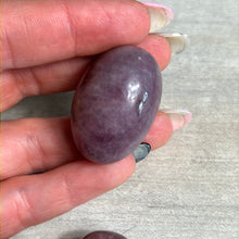 Load image into Gallery viewer, Lavender Purple Rose Quartz Shiva Tumblestone
