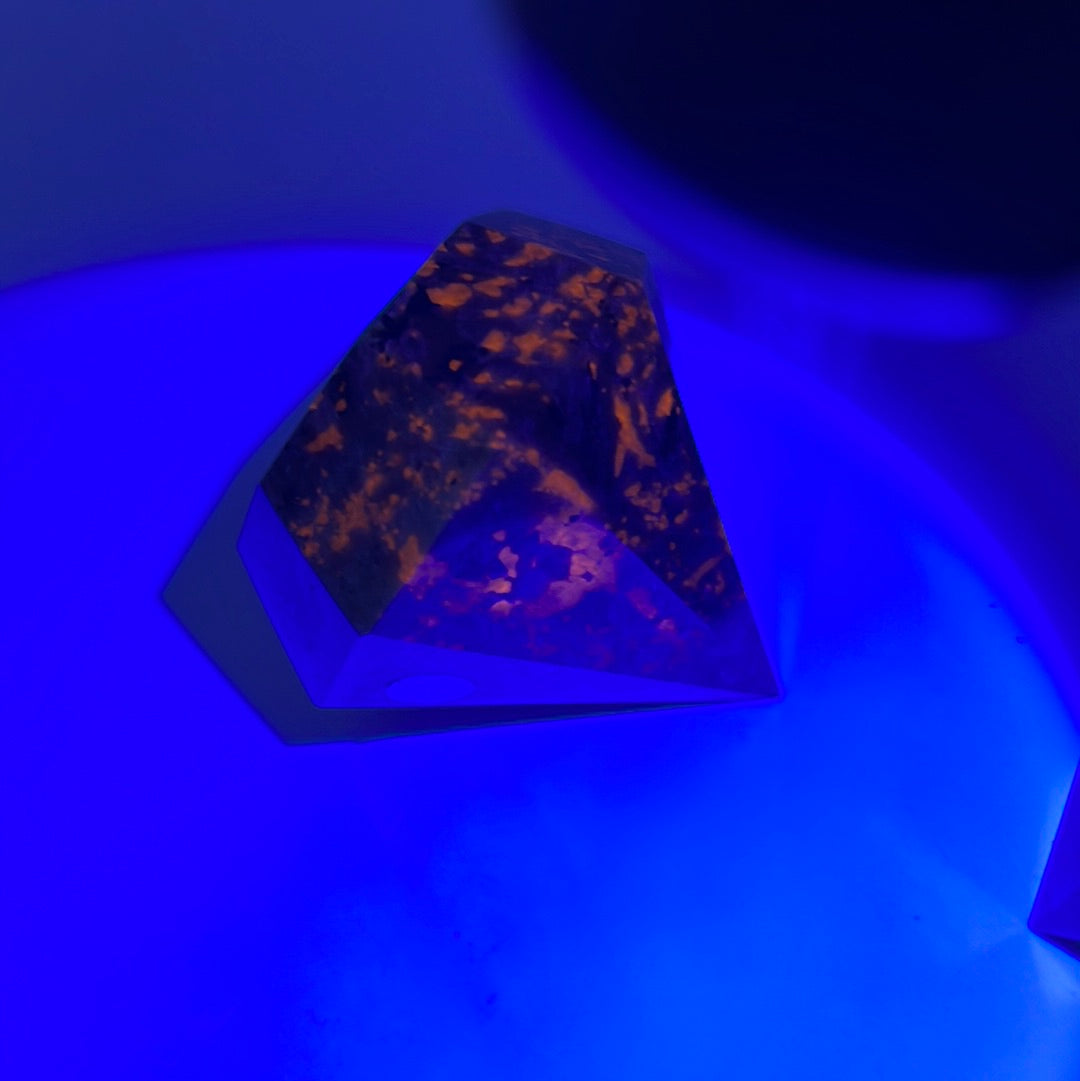 RARE Yooperlite Fluorescent Diamond Gem